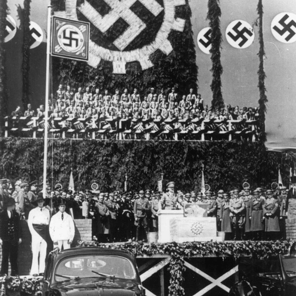 Hitlerin puhe Volkswagenin tehtaan avajaisissa