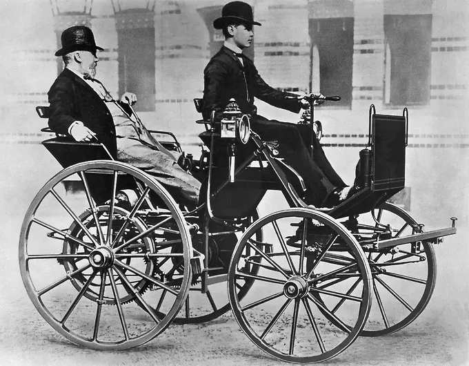 Gottlieb Daimler ja Wilhelm Maybach suunnittelivat auton vuonna 1885