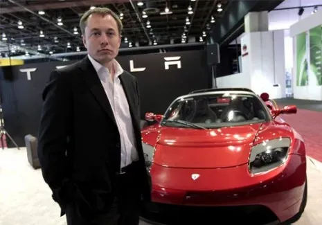 Elon Musk Tesla Roadsterin kanssa vuonna 2008