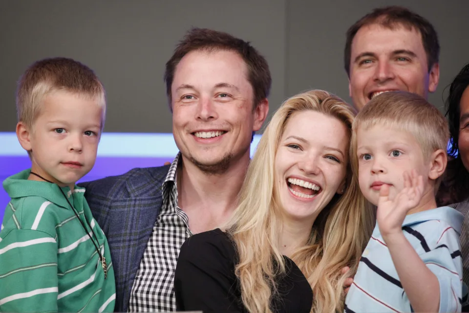 Elon Musk entisen vaimon Talulah Rileyn ja hänen kaksoispoikiensa kanssa