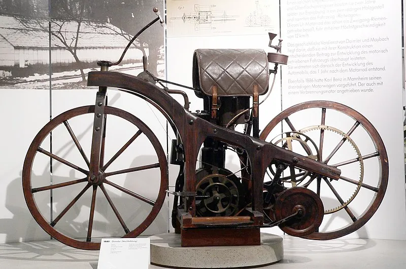 Gottlieb Daimler ja Wilhelm Maybach suunnittelivat Reitwagenin vuonna 1885