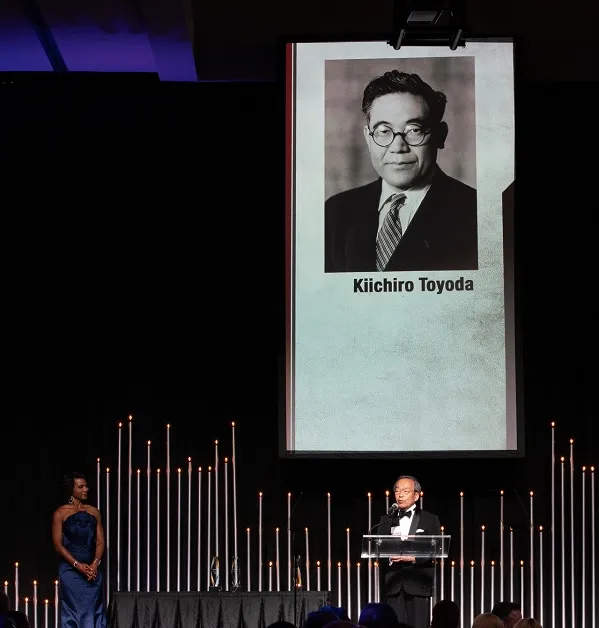 Kiichiro Toyodan jäseneksiottoseremonia Automotive Hall of Fameen 1994