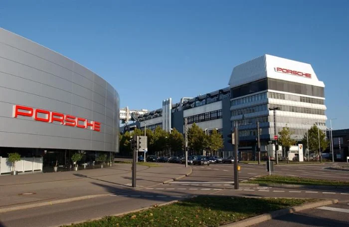 Porschen pääkonttori Zuffenhausenissa, lähellä Stuttgartia Saksassa