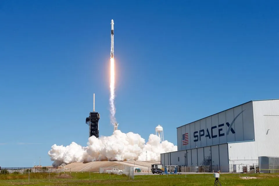 SpaceX Falcon 9 -raketti Dragon-moduulilla laukaistiin