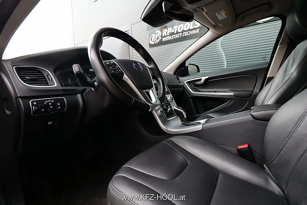 Volvo S60 Cross Country D4 AWD Momentum Geartronic Image 10