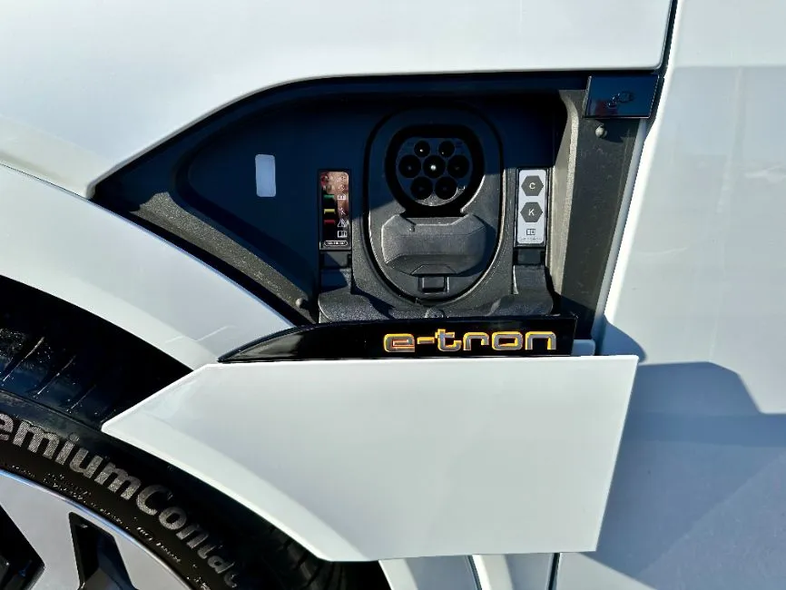 Audi e-tron S-Line Image 3