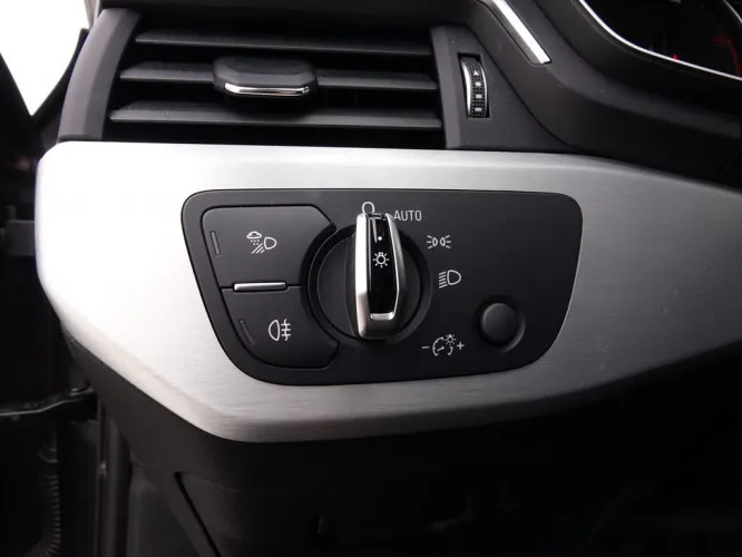 Audi A4 2.0 TDi 190 S-Line + GPS + LED Lights + Adaptiv Cruise Image 9