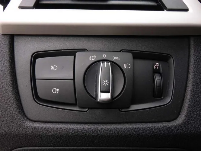 BMW 3 318d Touring + GPS + LED Lights + Leder/Cuir + Alu19 Image 10