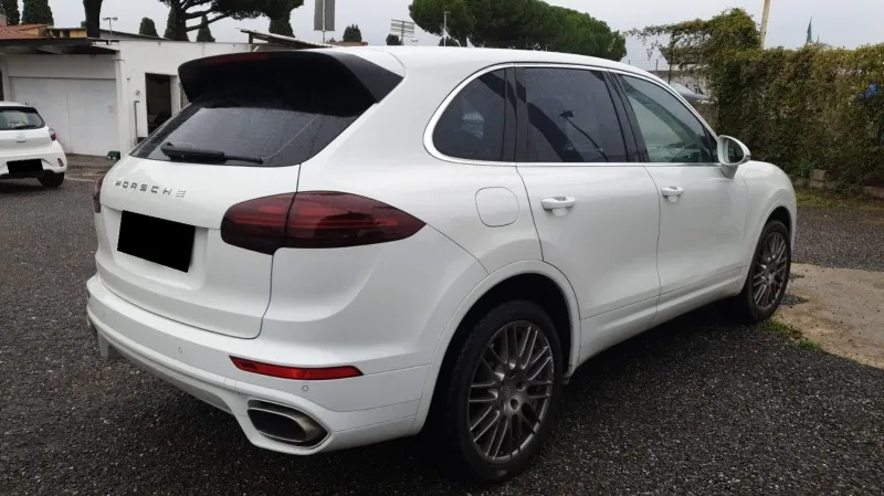 Porsche Cayenne 3.0 V6 Diesel Image 2