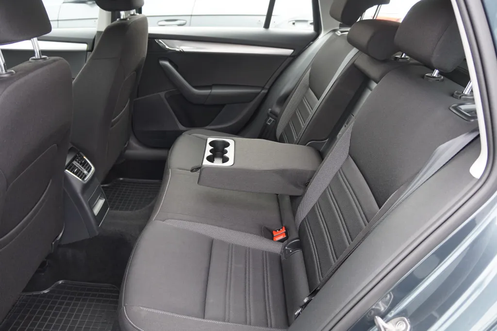 Skoda Octavia COMBI 1.4 TSI AMBITION*NAVI*PDC* Image 9