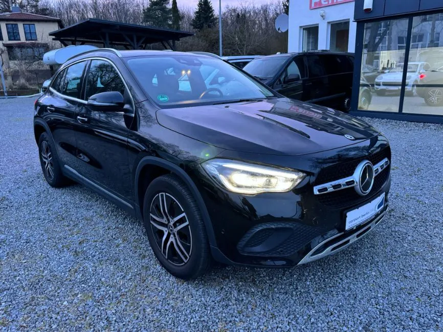 Mercedes-Benz GLA 220 GLA 220d 4Matic All-wheel drive Image 1