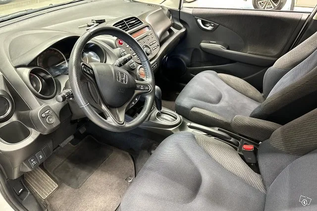 Honda Jazz 5D 1,4i Comfort Plus CVT *Vakkari / Ilmastointi / 2x renkaat* Image 6