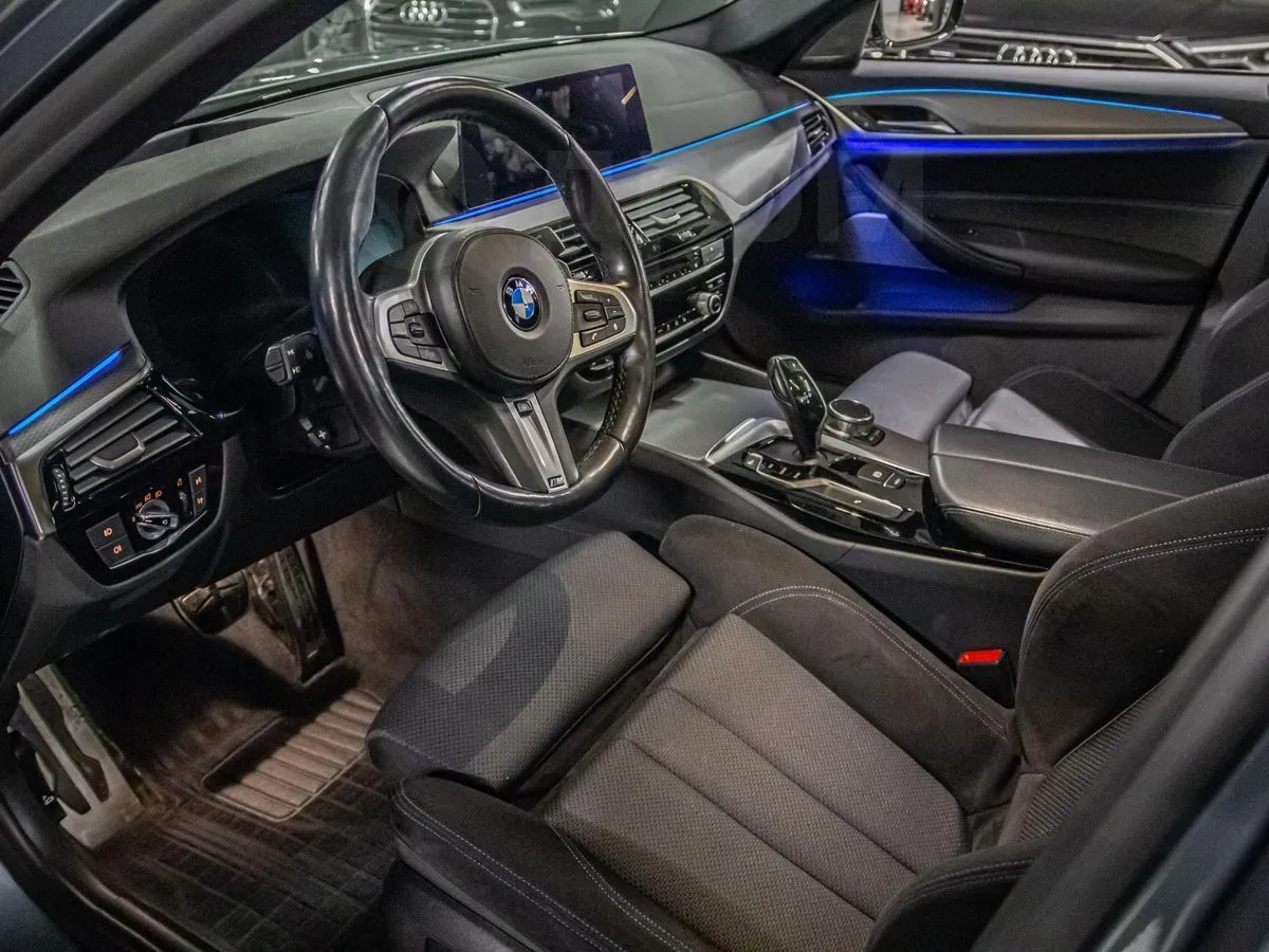 BMW 5-Series  Image 9